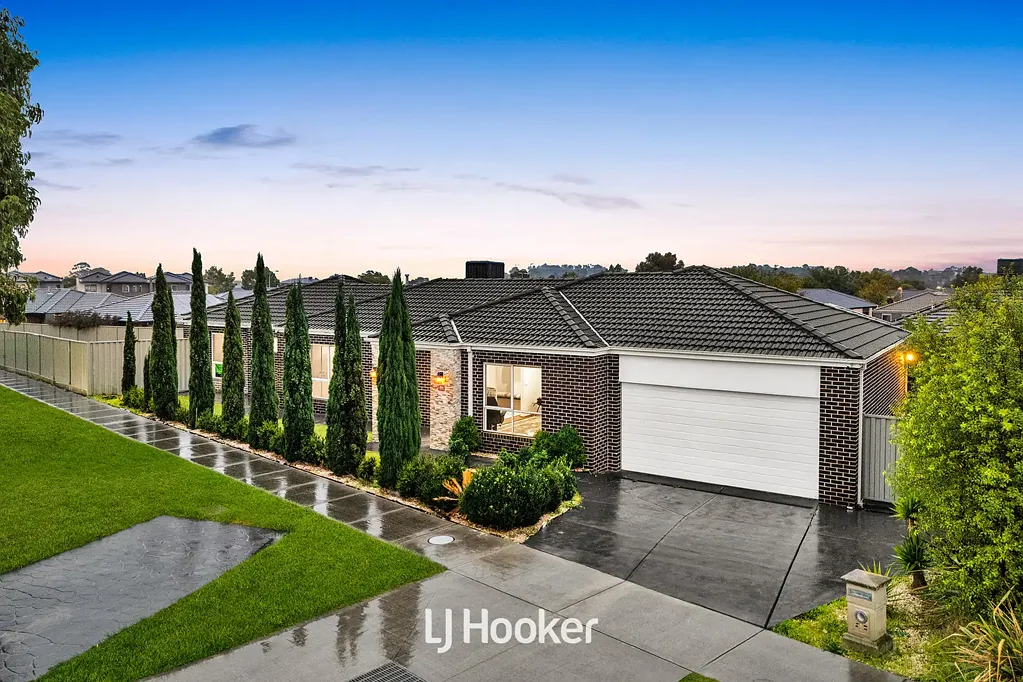 Cranbourne East 5Zimmer Spacious Family Living with Dual Master Suites & Expansive Outdoor Space