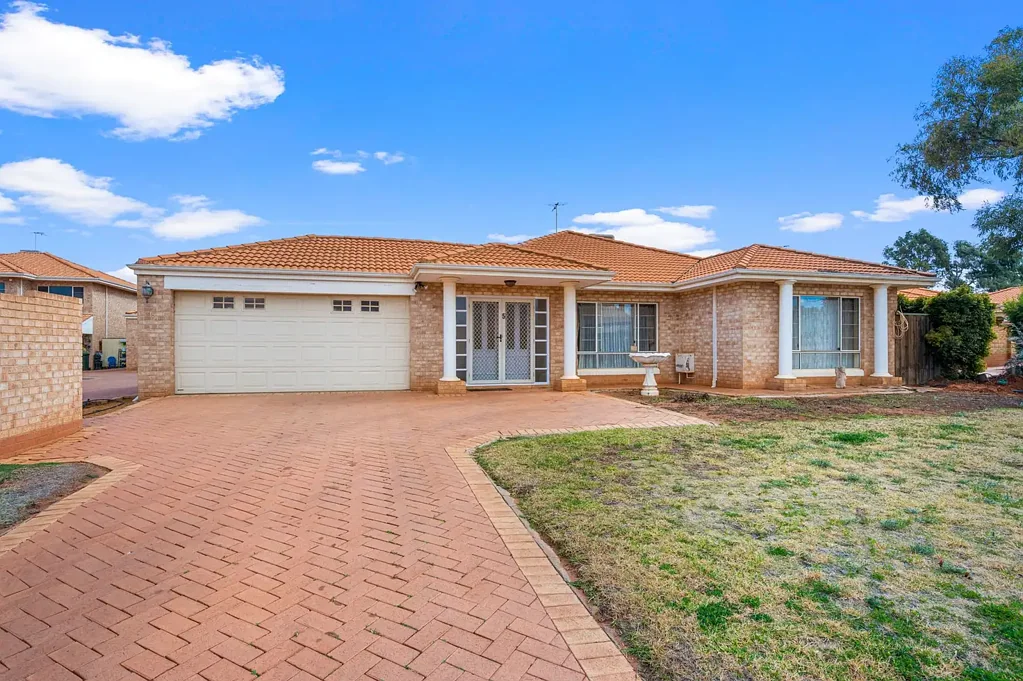 Kalgoorlie 4房  Stylish Brick & Tile 4x2 – Secure, Central & Set to Impress