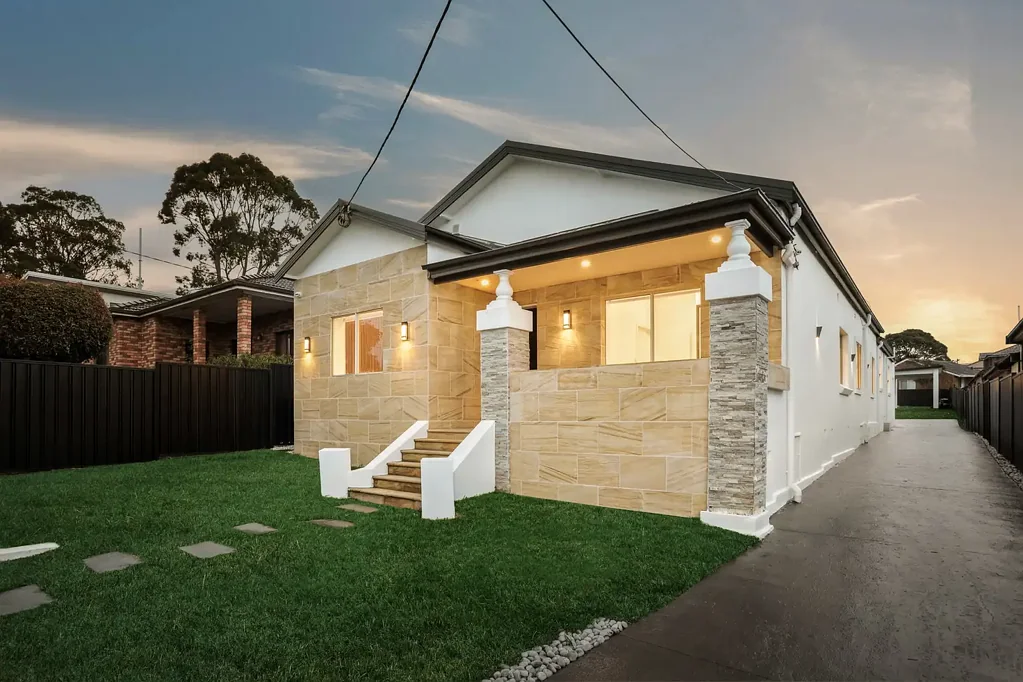 Kingsgrove 8房 阳光层级土地 宽敞家庭住宅 专家重新设计 时尚生活需求 咖啡馆餐馆近在咫尺 八间卧室 多功能规模宏大 高端现代装饰 多样生活空间 大家庭居住理想 阳光充足草坪 孩子们嬉戏理想地 时尚石质厨房 高端集成电器 卧室内置衣柜 精美浴室 中央空调 壁炉 简洁设计橱柜 双内进式车库 车棚 中心位置 交通便利 Luxuriously redesigned family oasis on a vast 998sqm parcel