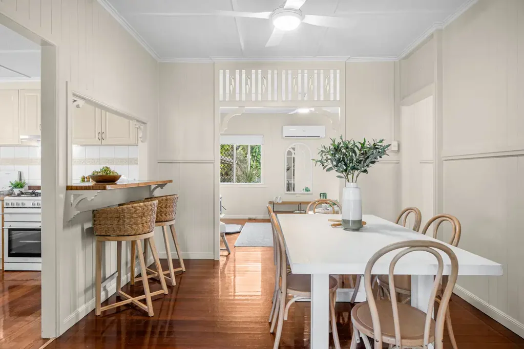 Wynnum 4房 迷人小屋生活方式 位于热门街区 步行至咖啡馆餐厅 20米宽全围栏地块 木地板VJ墙壁 低维护吸引力 室内外空间完美融合 舒适客厅燃木壁炉 宽敞厨房竹台面 前后木甲板庭院 促进宁静时刻 四间卧室现代化浴室 车棚停车位 完美生活体验！ Charming Cottage Offering Relaxed Coastal Living