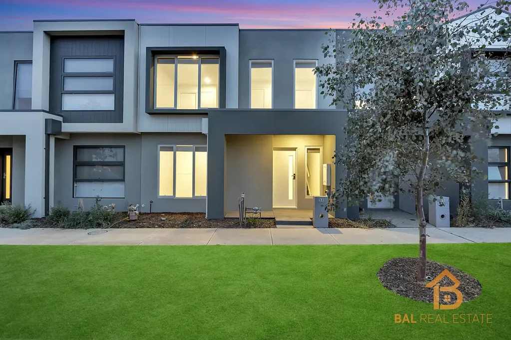 Spacious & Modern 5-Bedroom Townhouse in Prime Tarneit Location