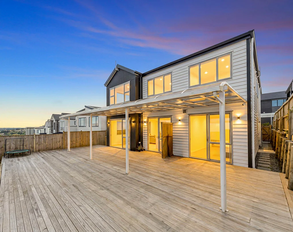 Flat Bush 5房  Spacious Family Living with Income Potential