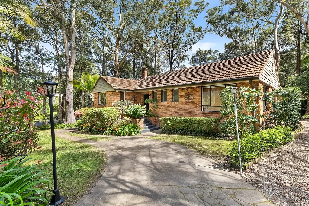 Pymble 3બેડરૂમ Family classic in a divine setting brimming with 1758sqm of possibilities