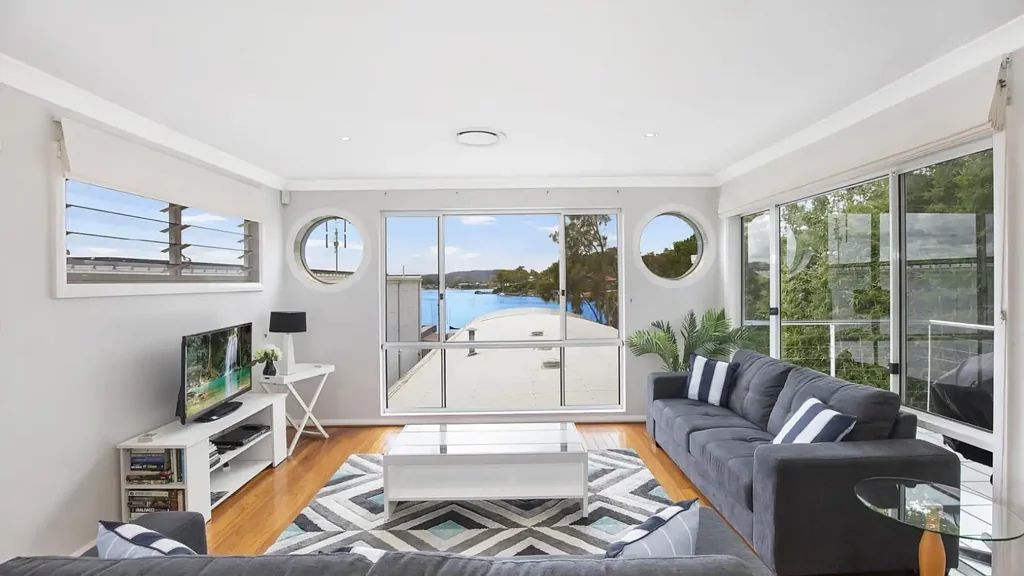 Blackwall 3chambre Architecturally Designed with Water Views