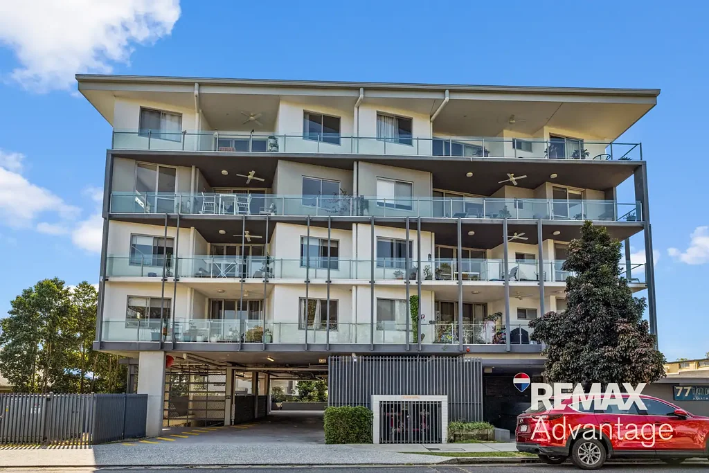 Wynnum 2房 现代厨房石材台面 4眼燃气灶 水景阳台阳光充足 学习角落居家办公 私人庭院住户专用 精品公寓安全车位 步行车站生活便利 Modern Bayside Living in the Heart of Wynnum