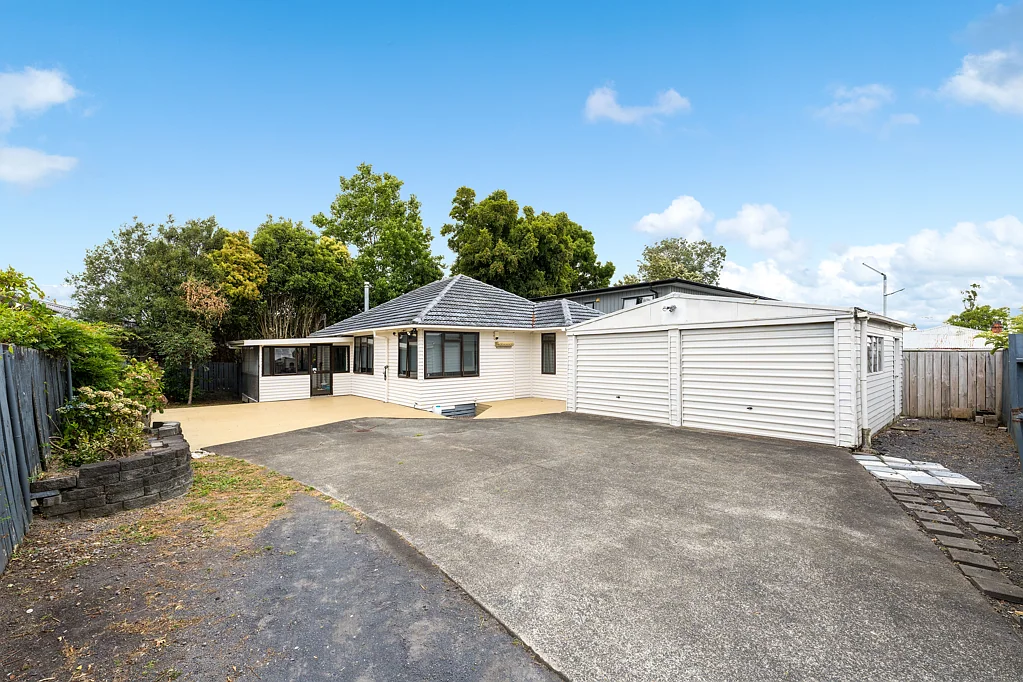 12 Pomaria Road, Henderson, Waitakere City, Auckland