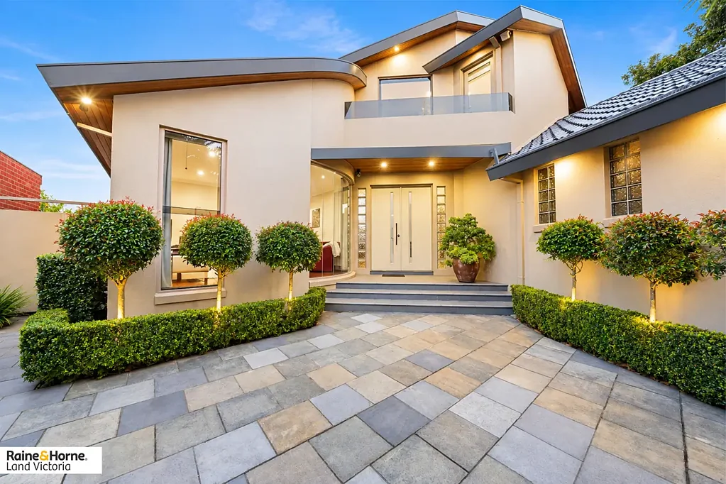 Keilor East 5બેડરૂમ 60 SQUARES LUXURIOUS THREE-STOREY FAMILY LIVING WITH BUILT-IN LIFT, HEATED POOL, PRIVATE BAR CAPTIVATING VIEWS OF MELBOURNE CITY