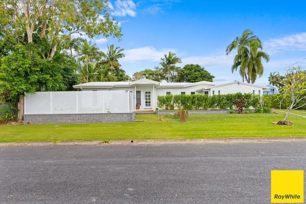 Trinity Beach 4Kwarto Fully Renovated Coastal Home with Pool and Shed!