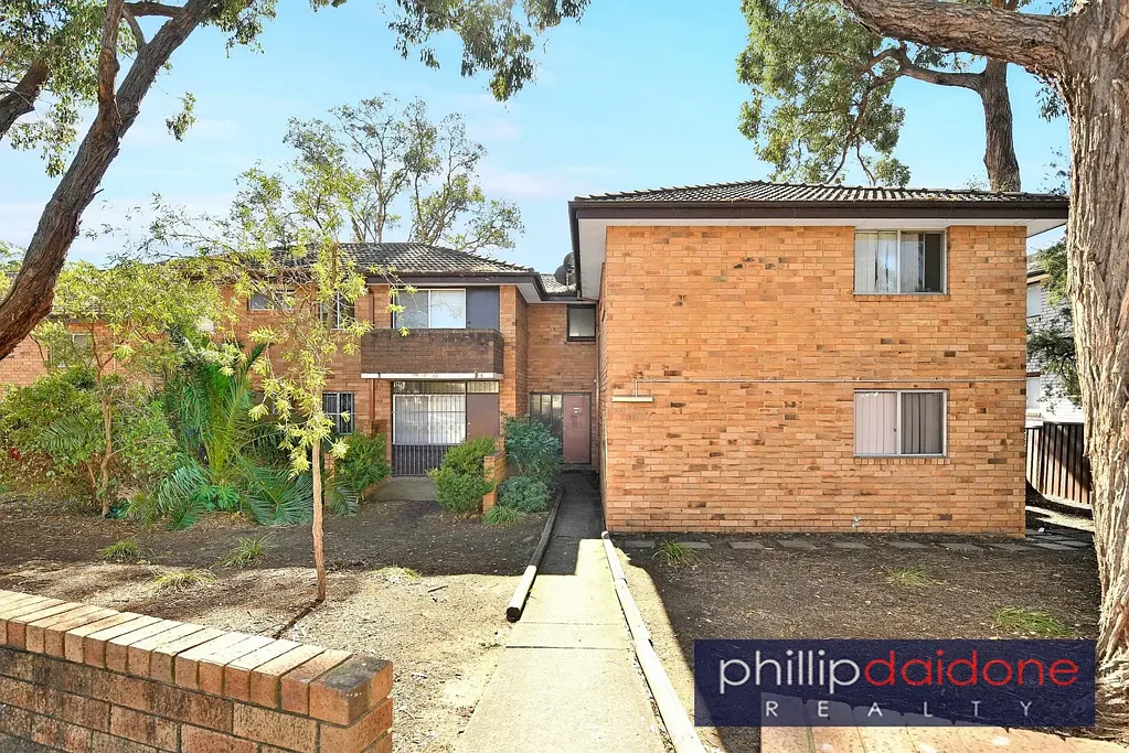 NEAT 2 BEDROOM UNIT IN PRIME LOCATION.