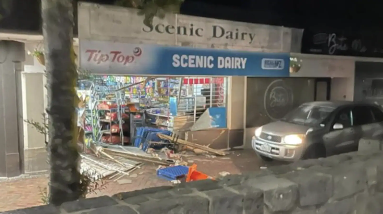 心态崩了！西区便利店2周内连续遭抢，店主被人拿刀追着跑