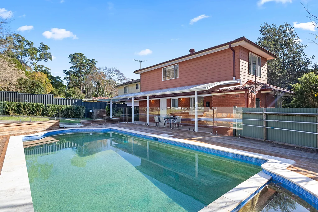 Poolside Family Entertaining, Footsteps to the Station