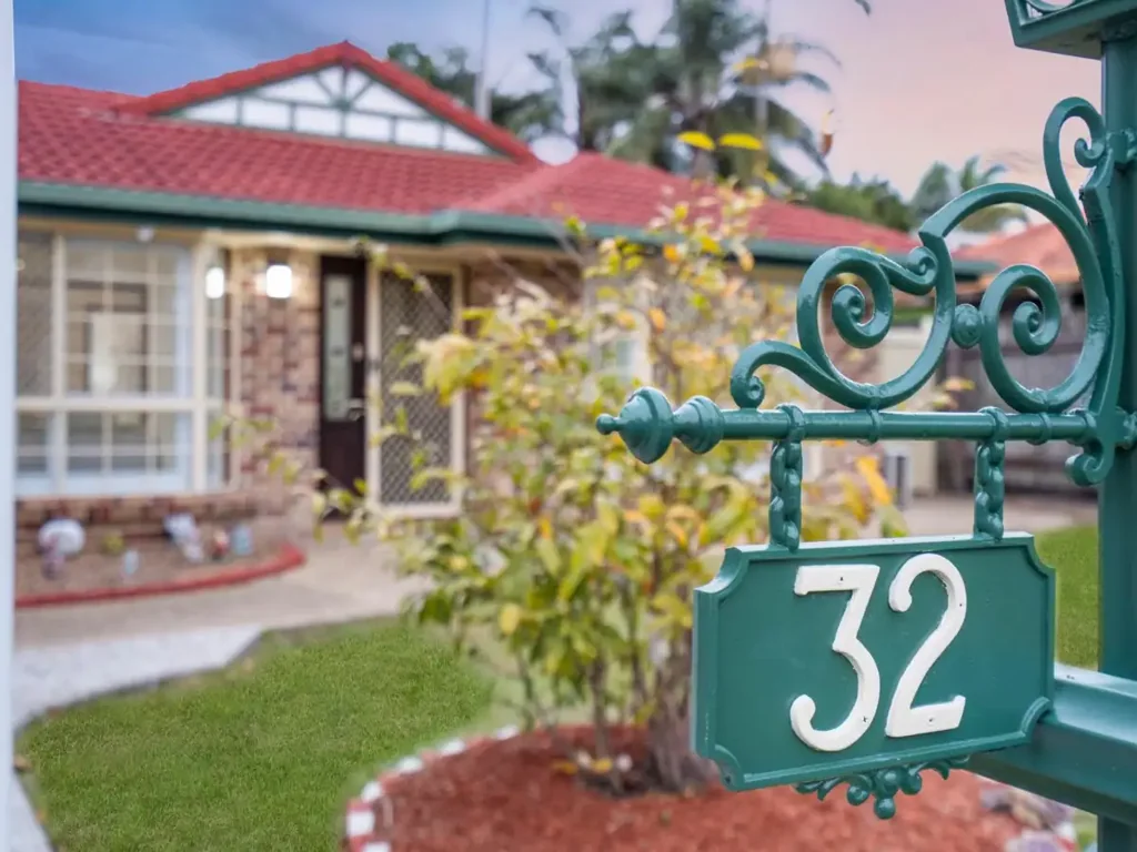 Calamvale 4ਬੈੱਡਰੂਮ CHARMING COLONIAL-STYLE CLASS - EXPANSIVE 61.6M2 PATIO & SINGLE GARAGE SHED
