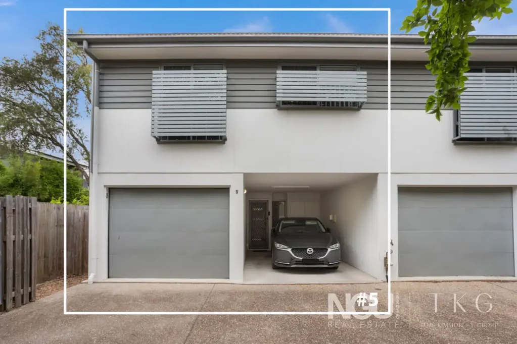 Booval 3Moenga Contemporary 3 Bed Townhouse in a Small, Quiet Complex - Walk to Rail + Shops!