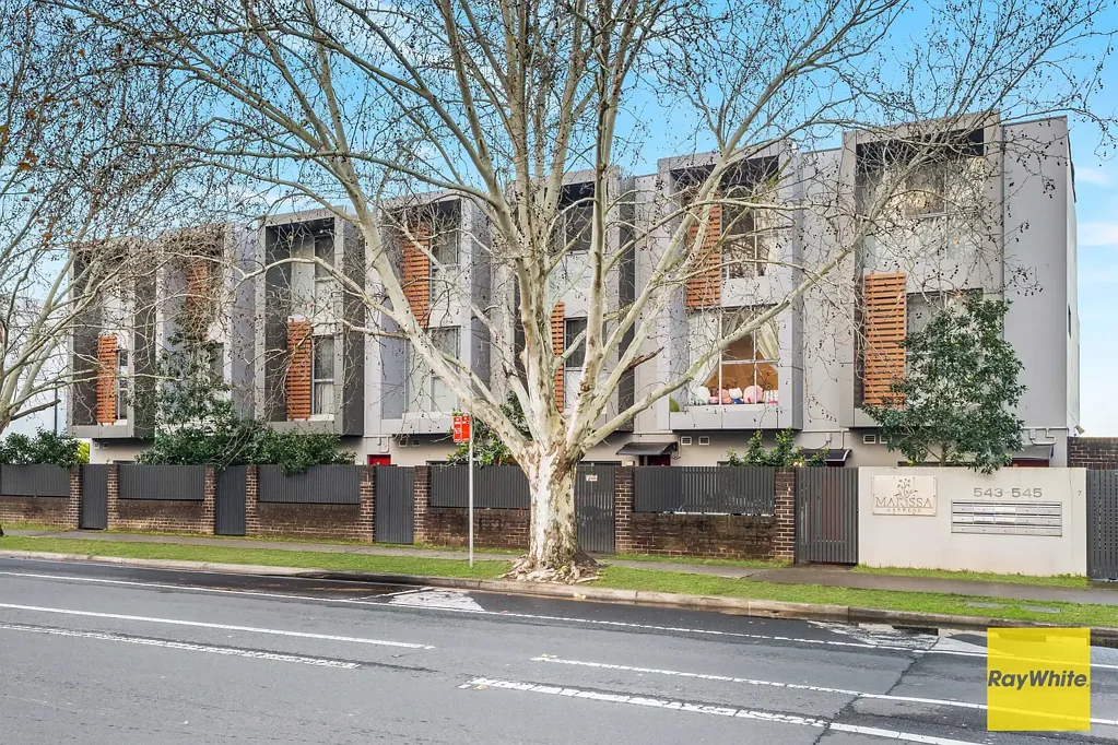 Bankstown 3Habitaciones Spacious Three-Level Unit with Courtyard, Terrace & Prime Bankstown Convenience!