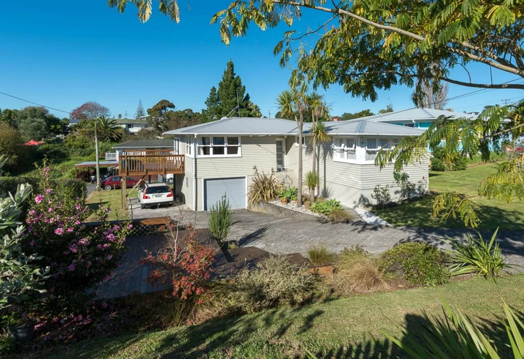 Sunny standalone character house on large section