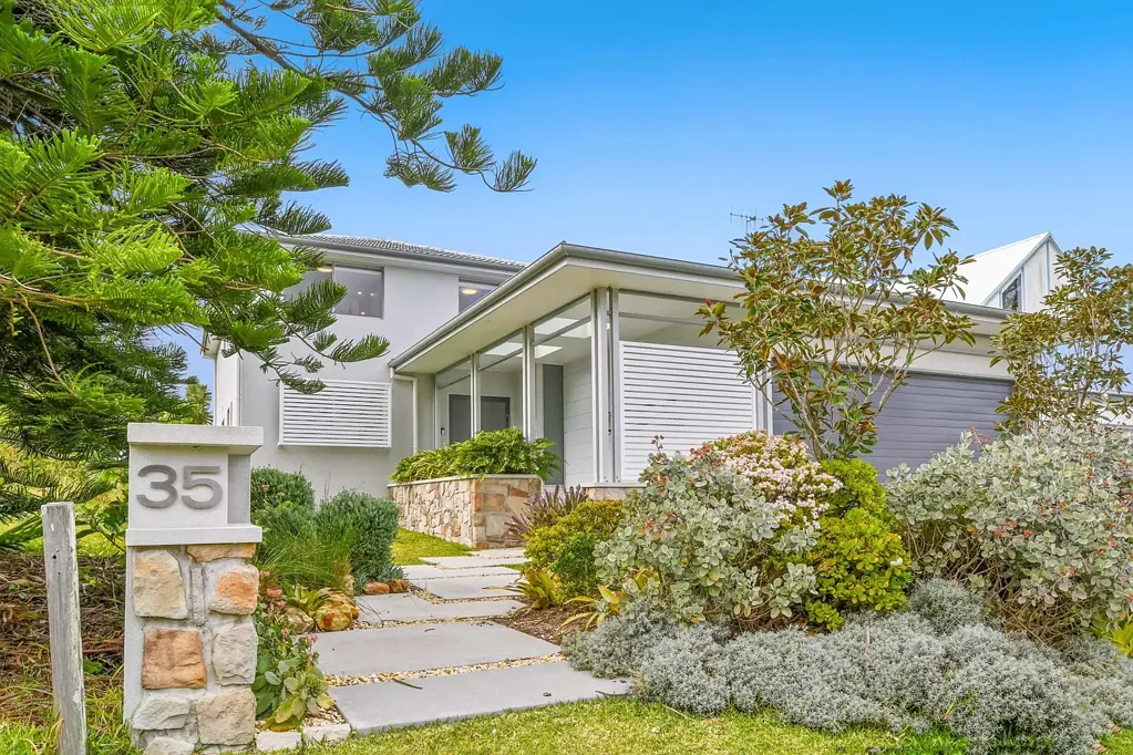 Diamond Beach 5 Bedroom THE JUBILEE DIAMOND - A GENUINE BEACH FRONT ESTATE!
