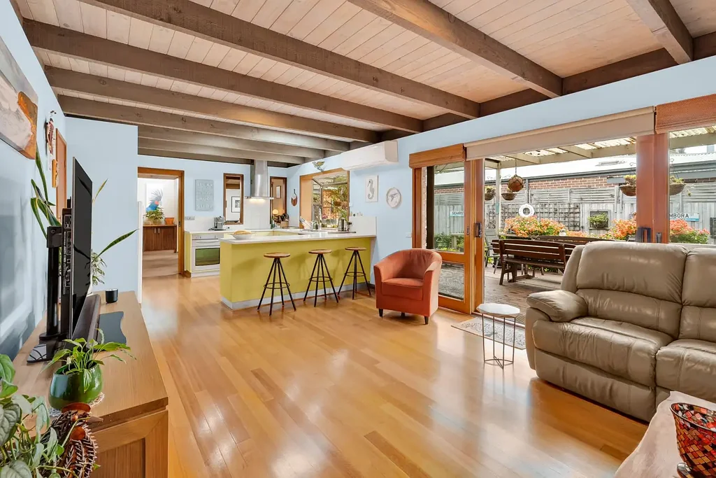 Ocean Grove 4房  Mid Century Feels Backing Onto Kingston Reserve