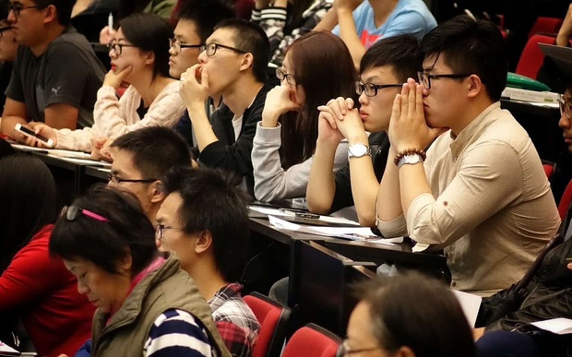 中国留学生被NZ政府盯上了!华人中介爆料:大部分人英语爆烂、找枪手代考,幕后真相很惊人……