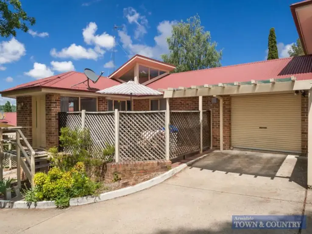 DON'T MISS THIS EXECUTIVE VILLA!