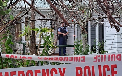 奥克兰西区发生凶杀案，一人死亡，武装警察到场