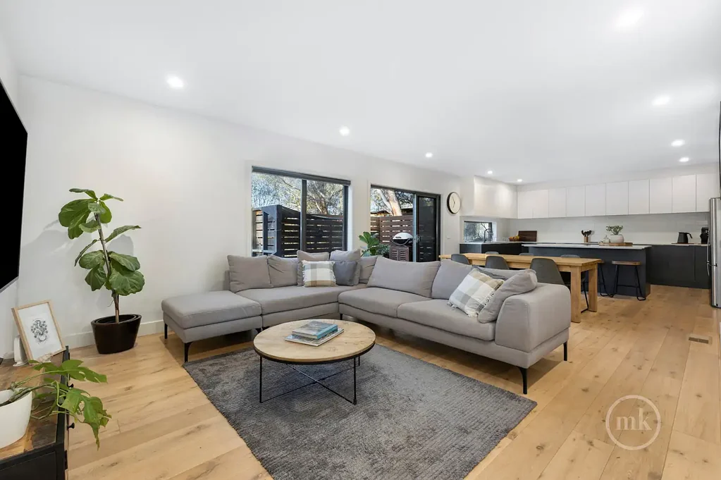 Eltham 4 Slaapkamer Own Title - No Body Corp