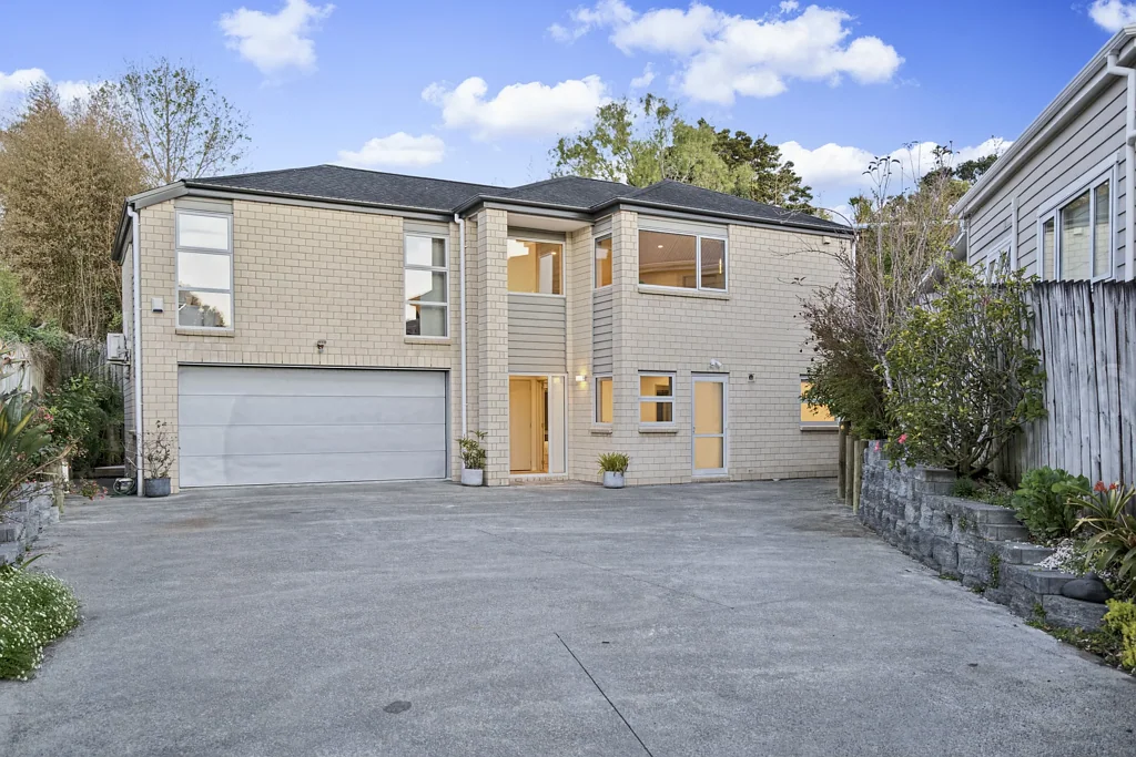 Avondale 4 Bedroom Modern & Luxurious with Land!