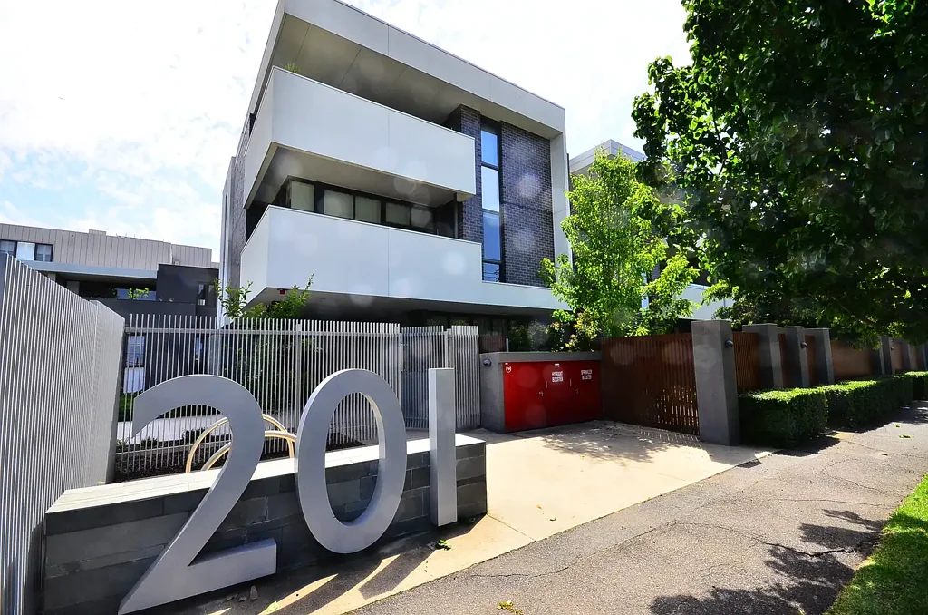 Comfort and Low Maintenance 2 Bedroom Apartment in Balwyn High School Zone