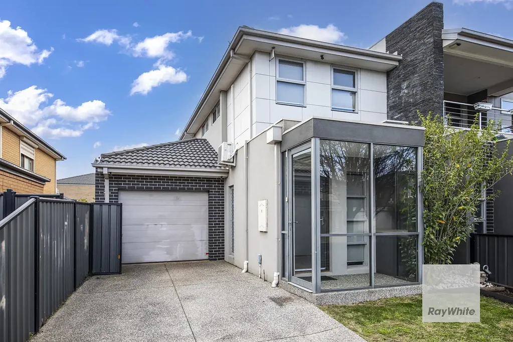 Luxury Townhouse in the Heart of Derrimut