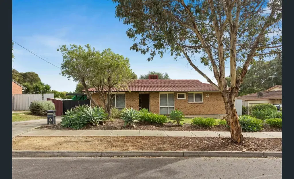 Family Home Backing Onto Reserve