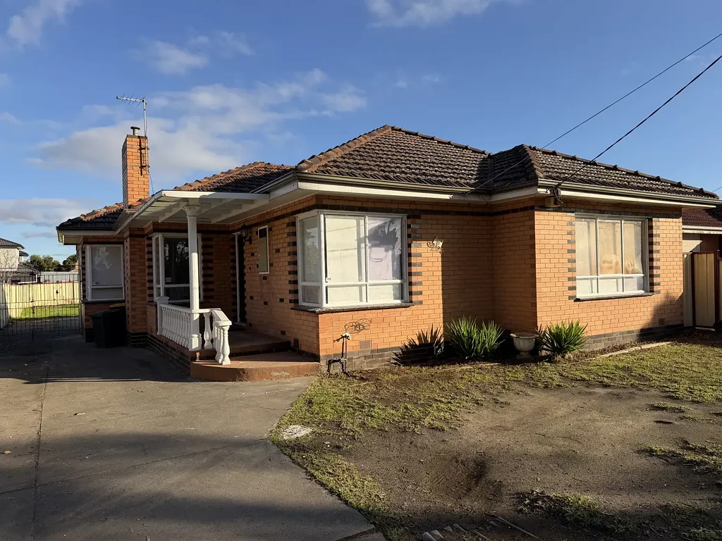 Classic 4Br Home in Sunshine West!
