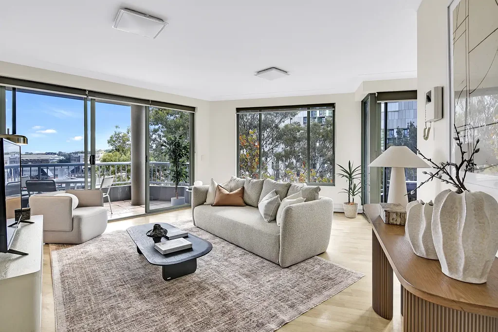 Redfern 2房 全景城市景观 宽敞布局 市郊中心位置 精心布置室内 阳台天际线景 Urban village living with panoramic city views