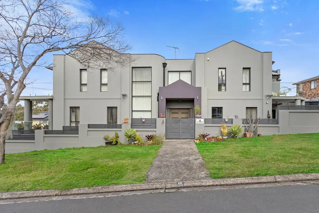 Hurstville Grove 6침실 Grand Family Home with Granny Flat & Pool in Prime Location