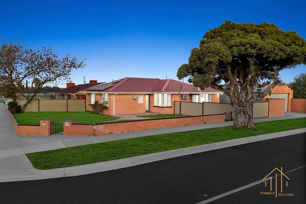 Dandenong North 3房 宽敞的家庭生活空间，翻新风格，卓越的户外娱乐区 Spacious Family Living with Renovated Style and Exceptional Outdoor Entertaining
