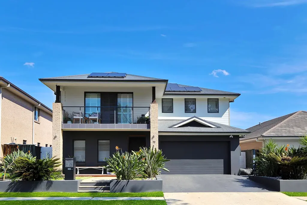 Cranebrook 4房  Spacious Living Across Two Levels in Waterside!