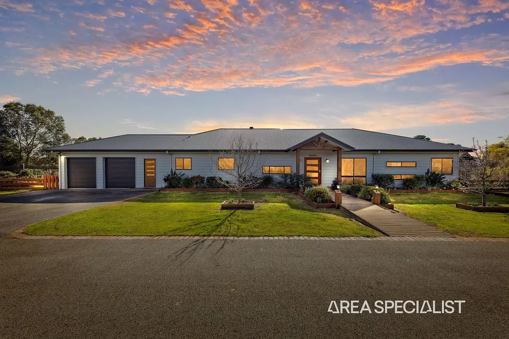 Hastings 6 Bedroom The Brief: Stunning Residence on 4 Acres - Hastings!
