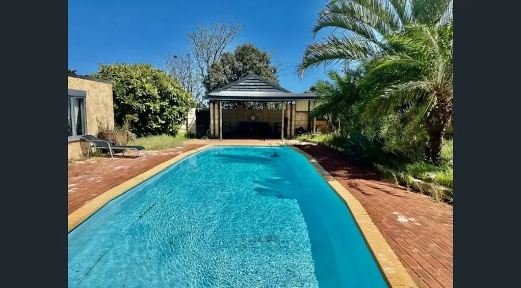 "BREAK LEASE"  -  4 x 1 With a Shed and Pool!!