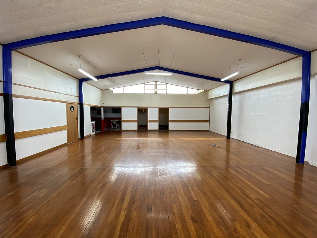 Paeroa Not your usual commercial box – must go