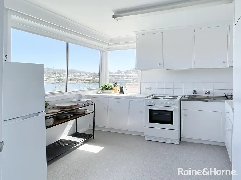 2/8 Ballawinnie Road, Lindisfarne, TAS 7015
