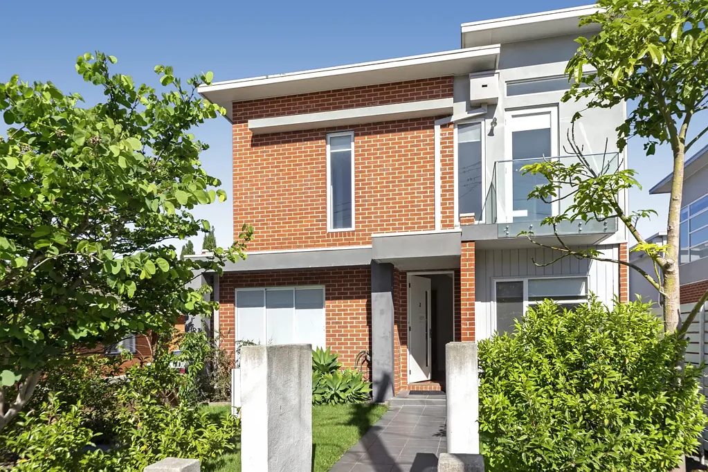 Spacious & Stylish 4-Bedroom, 3-Bathroom Townhouse Living