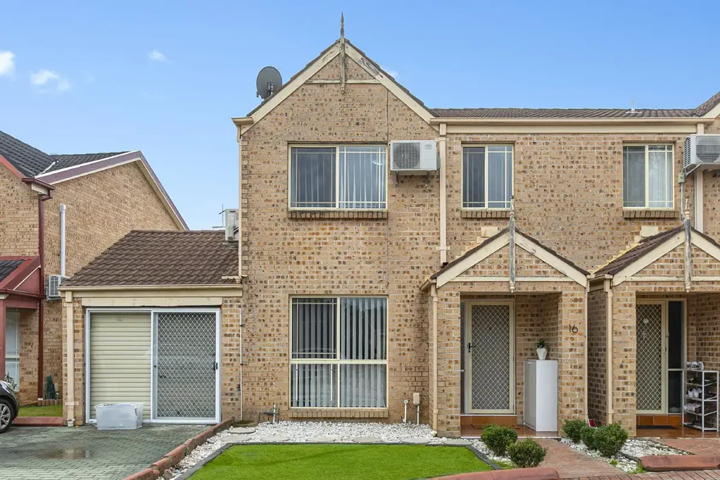 Wakeley 3બેડરૂમ Renovated three bedroom townhouse in quiet locale