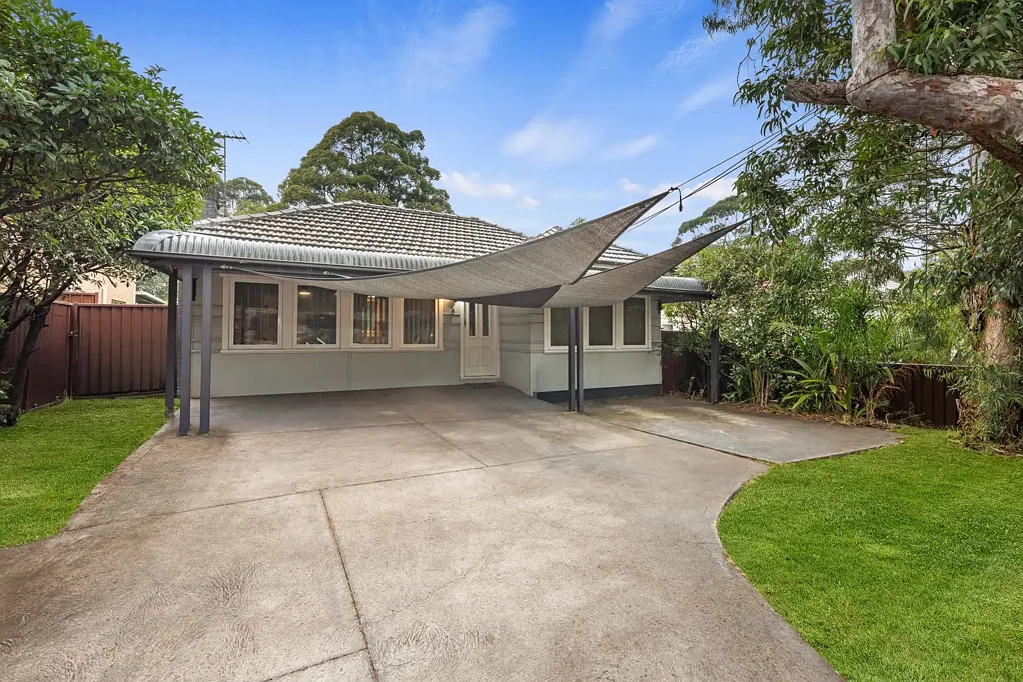 Kirrawee 4房 宽敞平地627sqm R4高密度区 无树木污水限制 双层玻璃窗宁静舒适 四卧木地板 特色壁炉 更新厨房 独立用餐区 阳光房 宽敞后院 大型储物棚 近火车站商圈 学校海滩 FABULOUS FAMILY HOME | PRIME DEVELOPMENT OPPORTUNITY