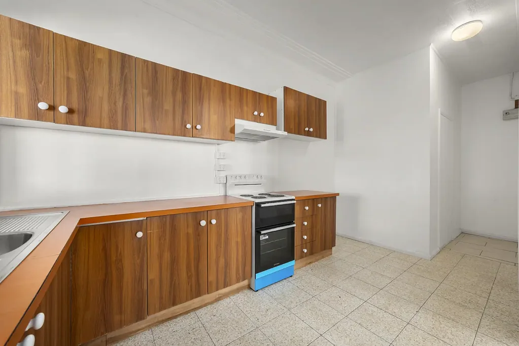 Spacious One Bedroom Flat with Expansive Rear Yard