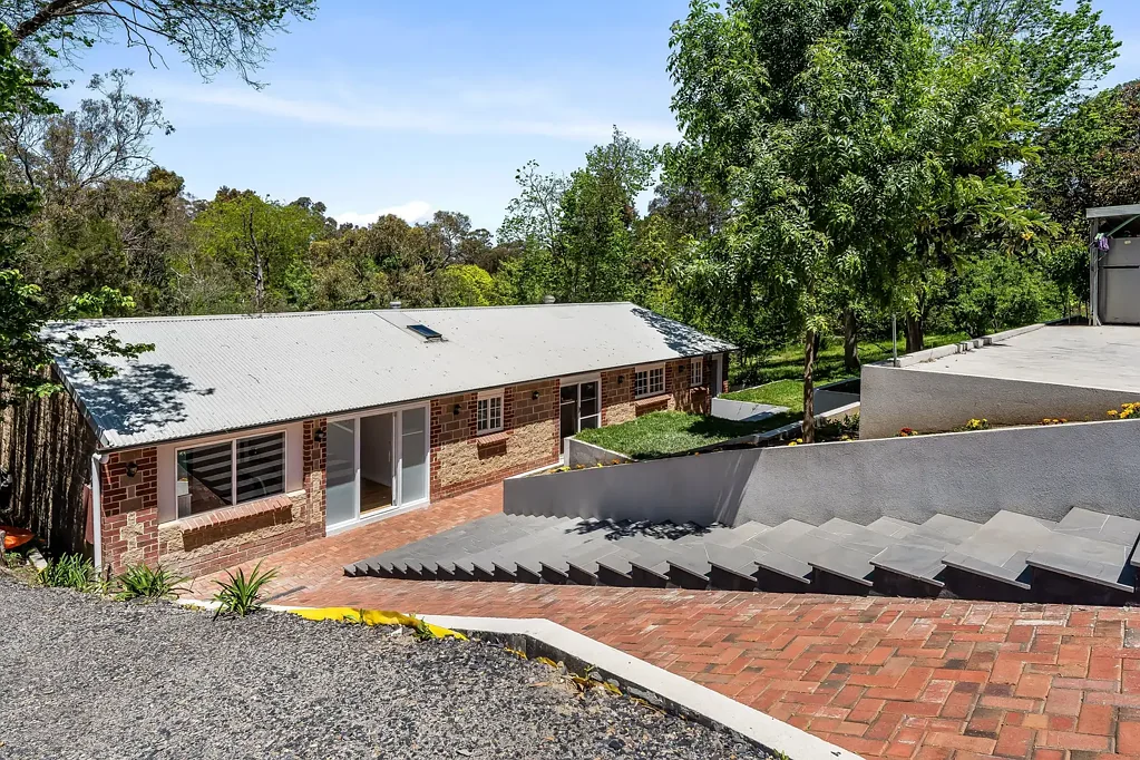 Eden Hills 5房  Modern Family Elegance Wrapped in Tranquil, Tree-Lined Privacy.
