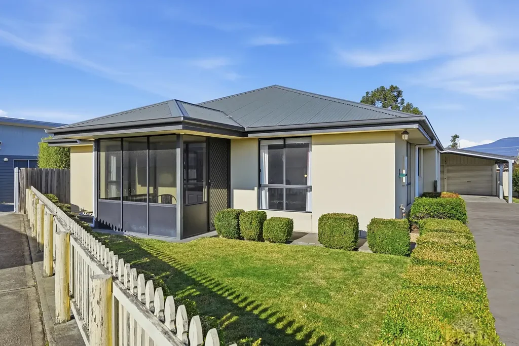 Brighton 2 Bedroom Spacious Home. Perfect For The Downsizer