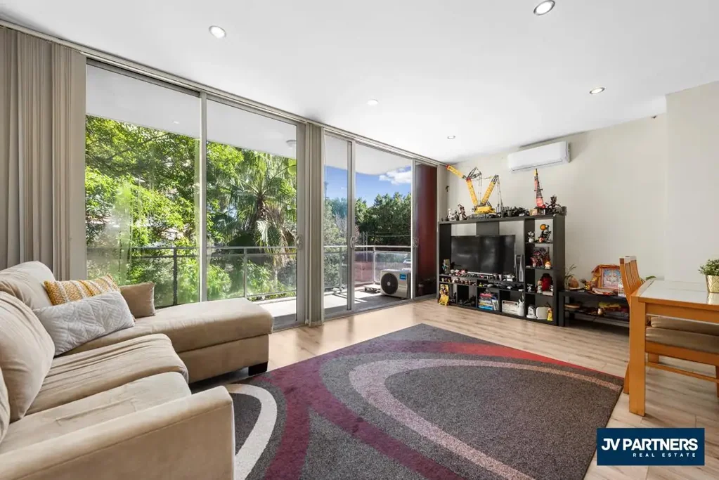 Strathfield 2房 Strathfield中心两居 采光充足 大型阳台 现代厨房 主卧带套 安全入口 地下车位 高回报地段 Unmissable Investment or First Home in Prime Strathfield Location