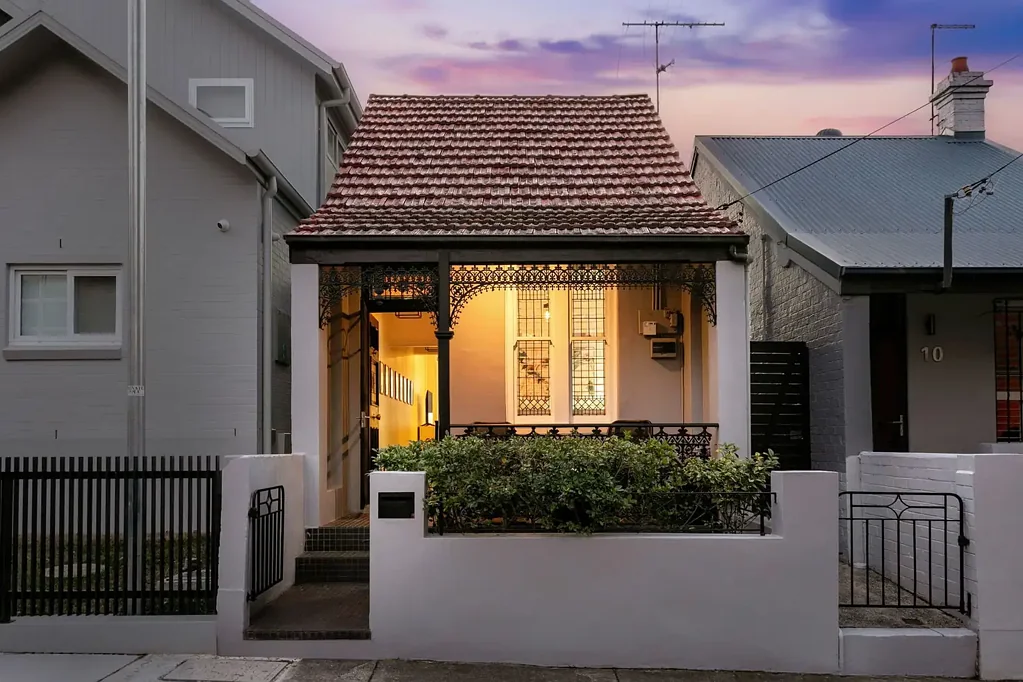 Leichhardt 2房 特色住宅，带阳光庭院和宽敞阁楼空间 Freestanding Character Home with Sunlit Courtyard and Generous Attic Space