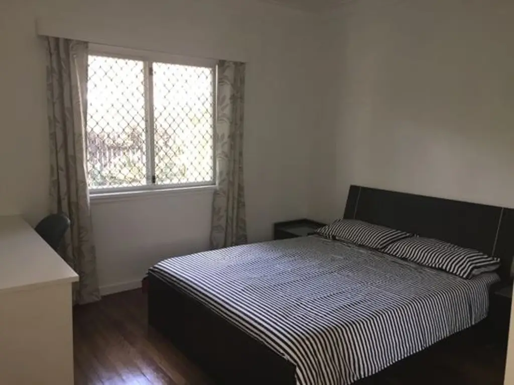 One room - Near to Acacia Marketplace and easy access to CBD