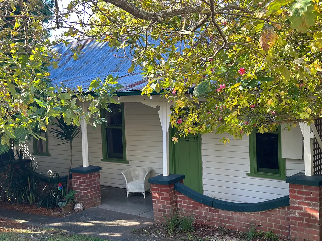 COTTAGE CLOSE TO LAKE DAYLESFORD