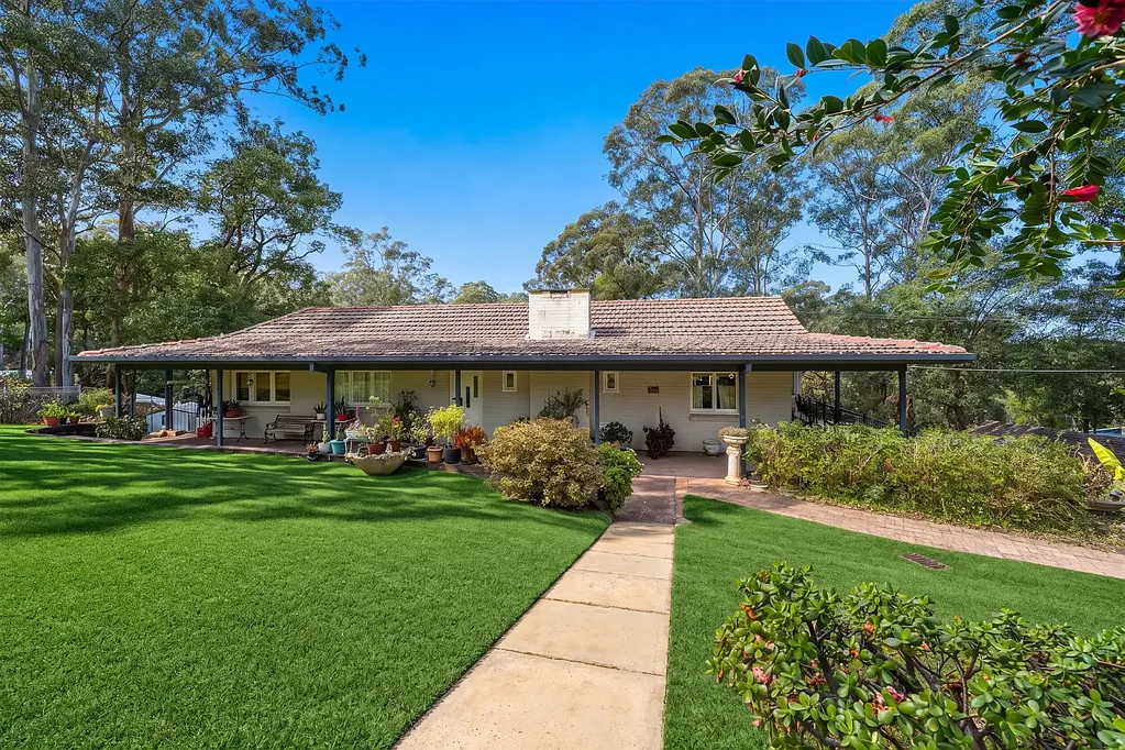 Wahroonga 4બેડરૂમ Timeless Family Home on a Prized Corner Block !