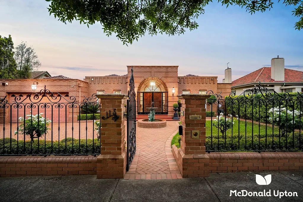 Essendon 5房 标志性1011m2地块 宏伟单层设计 5卧4卫 Miele电器 私密后院娱乐空间 靠近精英学校交通 A Luxury Landmark of the Utmost Grandeur & Distinction